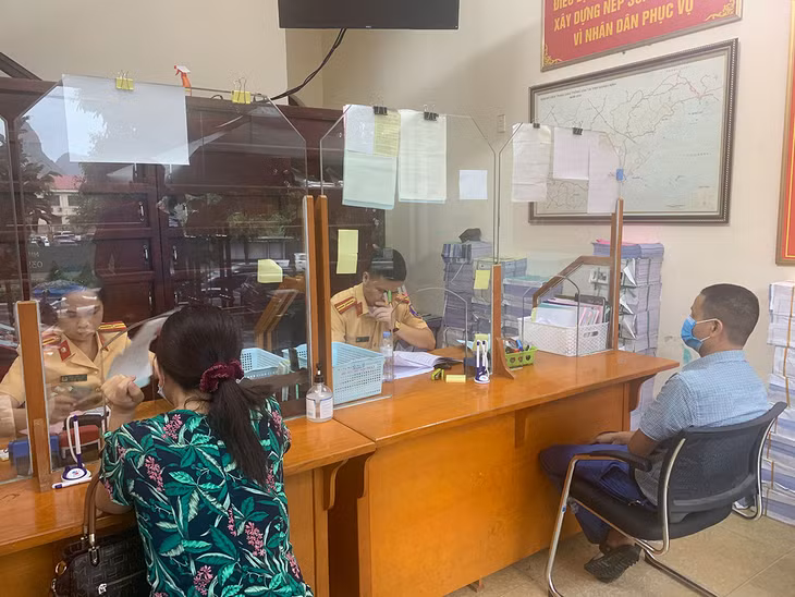 Người dân đến Đội tuyên truyền-Điều tra giải quyết vi phạm và xử lý tai nạn để làm thủ tịc nộp phạt.