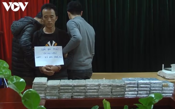  Đối tượng Già Bá Mài khi bị bắt giữ cùng tang vật là 55 bánh heroin.