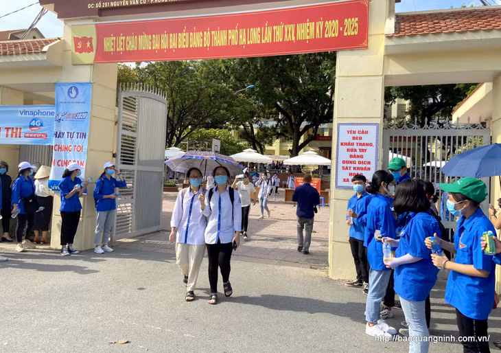 Các thí sinh tại điểm thi THPT Hòn Gai rời khỏi trường thi sau khi kết thúc môn thi cuối cùng.