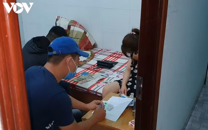 Công an TP. Buôn Ma Thuột bắt quả tang 3 cặp nam nữ có hành vi mua bán dâm.