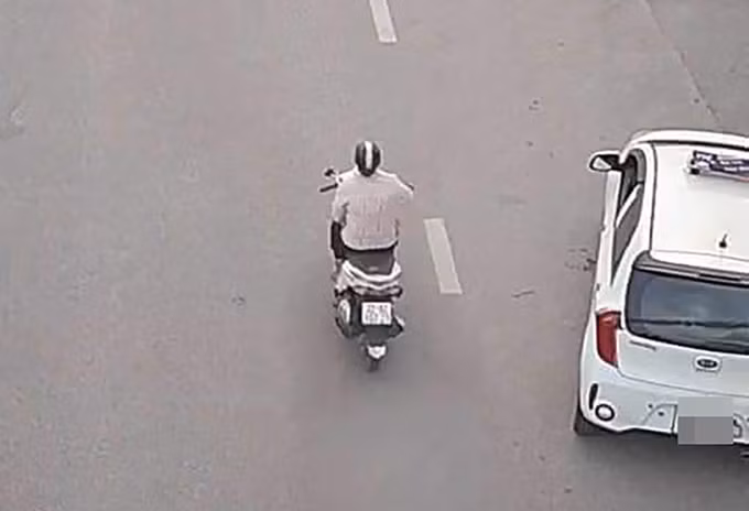 Hình ảnh Thu đi xe máy chở đứa trẻ được cảnh sát ghi nhận qua camera. Ảnh: Công an cung cấp