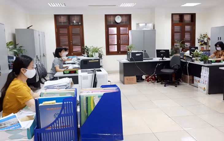 Cán bộ nhân viên ngành BHXH trong giờ làm việc phải đeo khẩu trang và thực hiện các biện pháp phòng, chống dịch Covid-19. (Ảnh: Phòng Sổ Thẻ- BHXH tỉnh cung cấp)