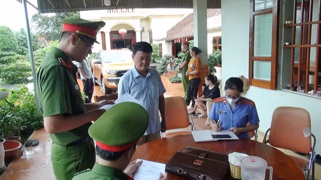 Cơ quan công an đọc lệnh khởi tố bị can tại tư gia ông Lê Xuân Thảo.