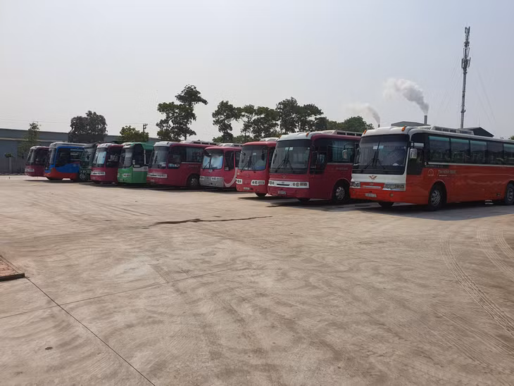 Hàng loạt xe của Công ty CP thương mại du lịch và vận chuyển khách Tình Nghĩa lại nằm 