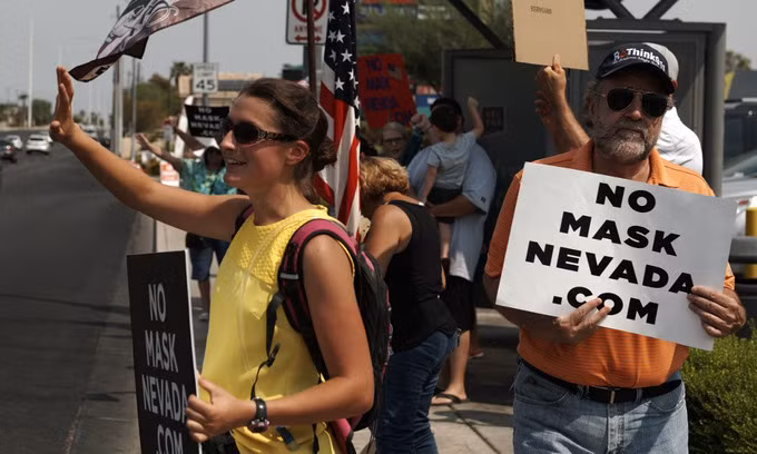 Người biểu tình phản đối đeo khẩu trang ở thành phố Las Vegas, bang Nevada, hôm 22/8. Ảnh: AFP.