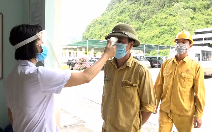 Kiểm tra y tế đối với công nhân tại Công ty Công nghiệp hóa chất mỏ Cẩm Phả.