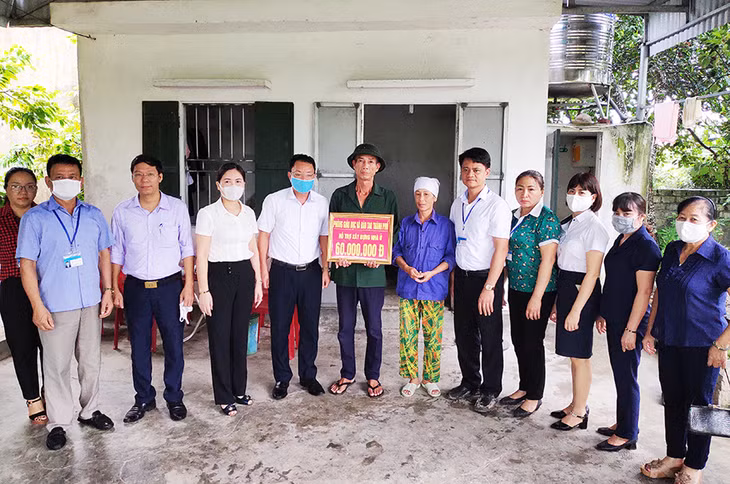 ãnh đạo phòng GD - ĐT thành phố trao kinh phí hỗ trợ xây nhà cho hộ gia đình ông Đinh Văn Quang, hộ nghèo trên địa bàn phường Phương Đông
