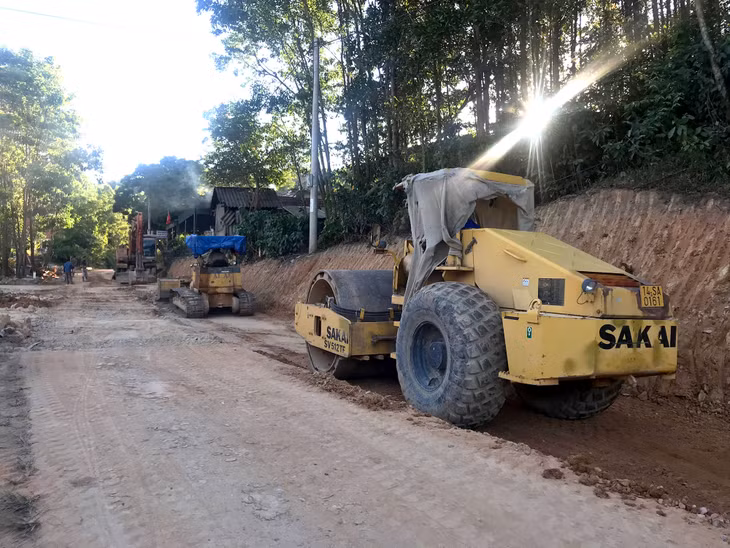 Con đường kết nối giao thông của toàn xã đảo đang được gấp rút thi công.