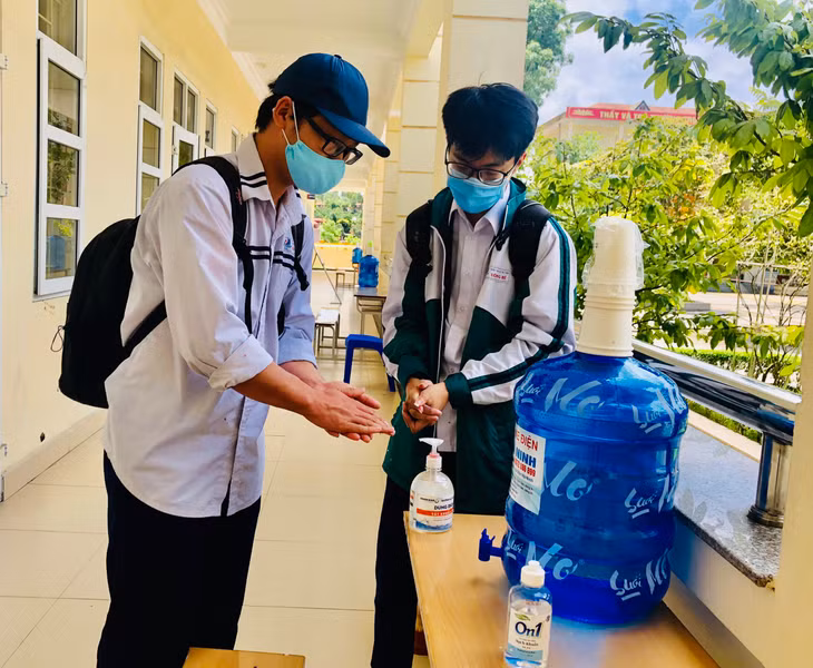 Các thí sinh cũng có ý thức tự giác bảo vệ bản thân, thường xuyên rửa tay bằng dung dịch sát khuẩn được các Điểm thi bố trí.