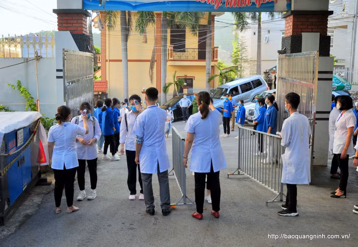 Lực lượng cán bộ y tế và thanh niên tình nguyện phối hợp thực hiện việc phân luồng, 