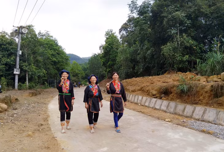  Các chương trình hợp tác quốc tế đã góp phần thúc đẩy phát triển KT-XH vùng đồng bào DTTS, miền núi trên địa bàn tỉnh - Trong ảnh: Người dân xã Kỳ Thượng được đầu tư hạ tầng điện, đường khang trang, phục vụ nhu cầu sinh hoạt.