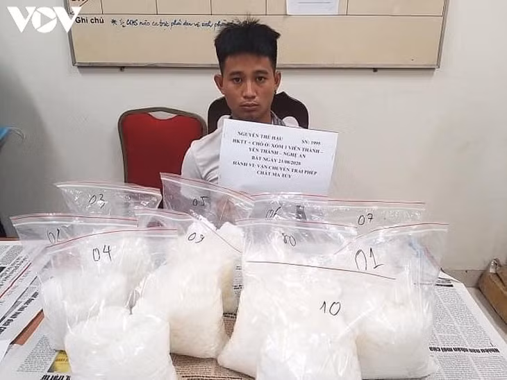  Đối tượng Nguyễn Thế Hậu và tang vật.