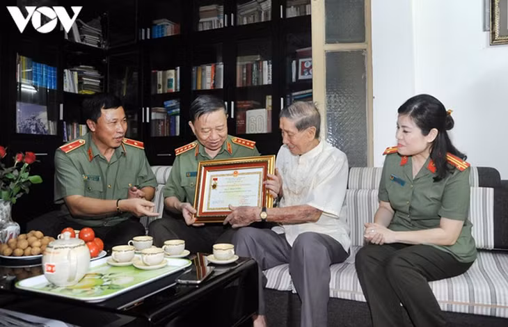 Bộ trưởng Tô Lâm trao kỷ niệm chương cho nhạc sỹ Phạm Tuyên.