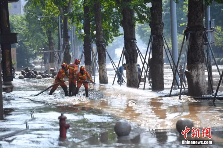  Lực lượng cứu hỏa xử lý nước ngập tại thành phố Trùng Khánh ngày 21/8. Ảnh: Chinanews