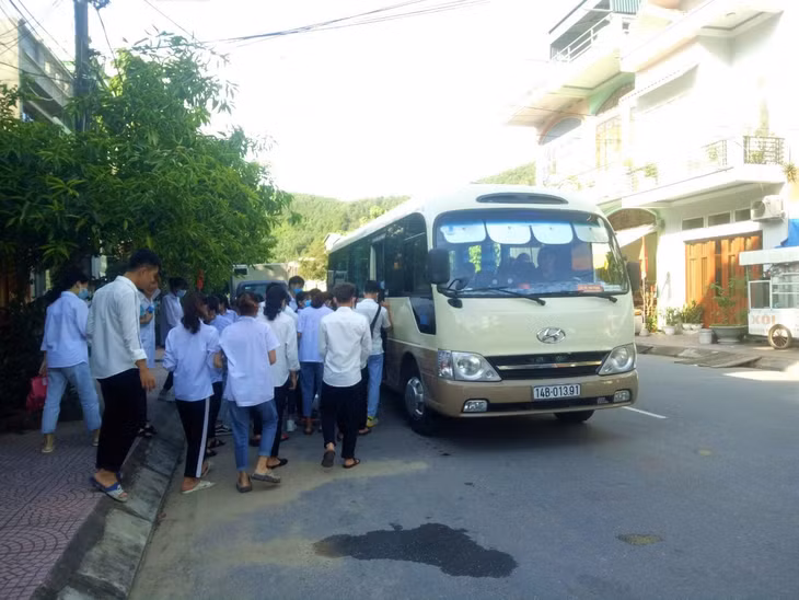 Huyện Tiên Yên bố trí xe đưa đón thí sinh ở xã điểm thi. Ảnh: Xuân Thao - CTV