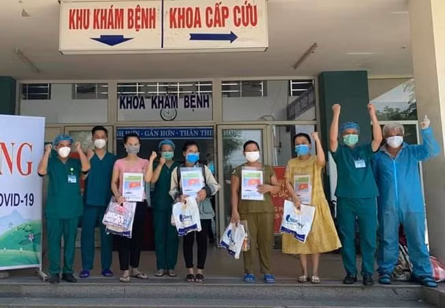 Bác sĩ Bệnh viện dã chiến Hòa Vang trao giấy chứng nhận khỏi COVID-19 cho các bệnh nhân, sáng 29/8. Ảnh: Bộ Y tế.