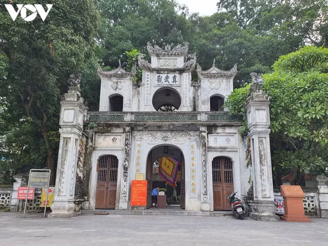 Cũng giống như chùa Trấn Quốc, đền Quán Thánh cũng không có ai lui tới.