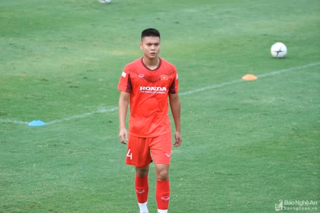  Trung vệ Thành Lâm chia tay U22 Việt Nam vì chấn thương cổ chân. Ảnh: Báo Nghệ An.