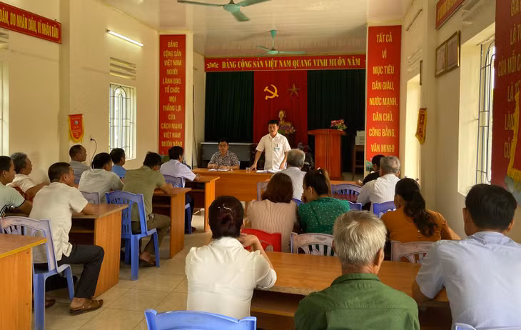 Đồng chí Bùi Hải Sơn, Bí thư Đảng ủy, Chủ tịch UBND xã Dương Huy trực tiếp xuống sinh hoạt, lắng nghe ý kiến, nguyện vọng cán bộ, đảng viên Chi bộ thôn Tân Hải. 