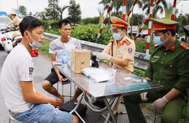 Lực lượng CSGT kiểm tra việc sử dụng ma tuý đối với lái xe.