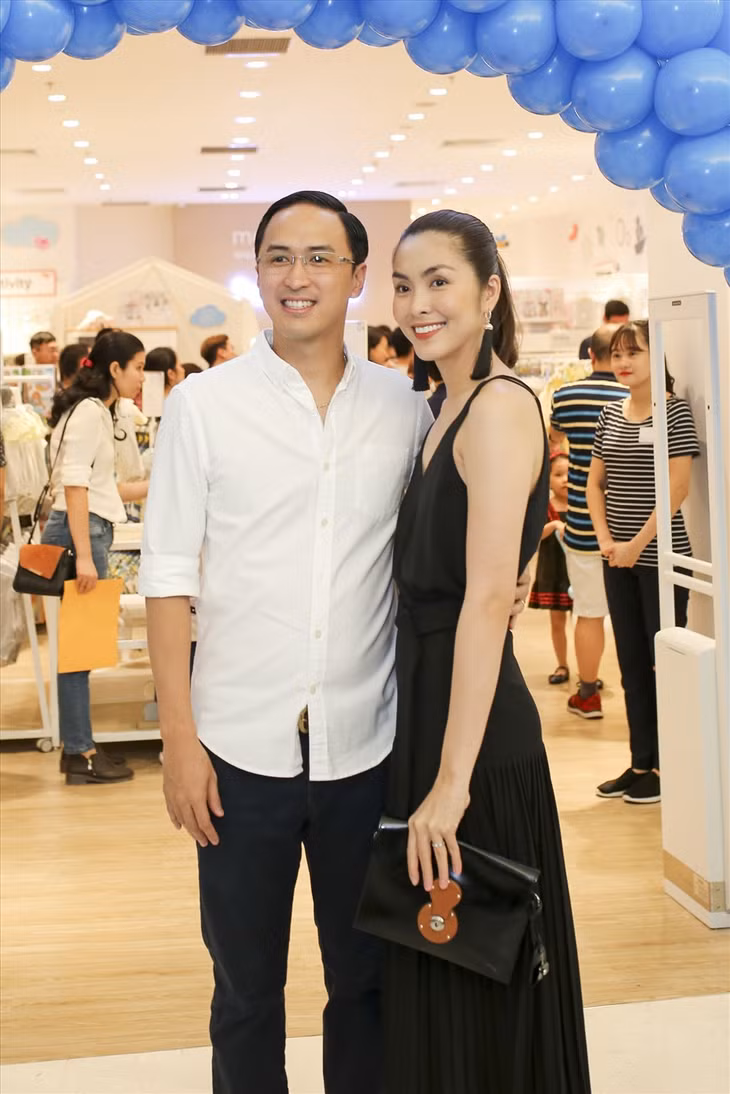Tăng Thanh Hà và chồng tại 1 sự kiện. Ảnh: NSCC