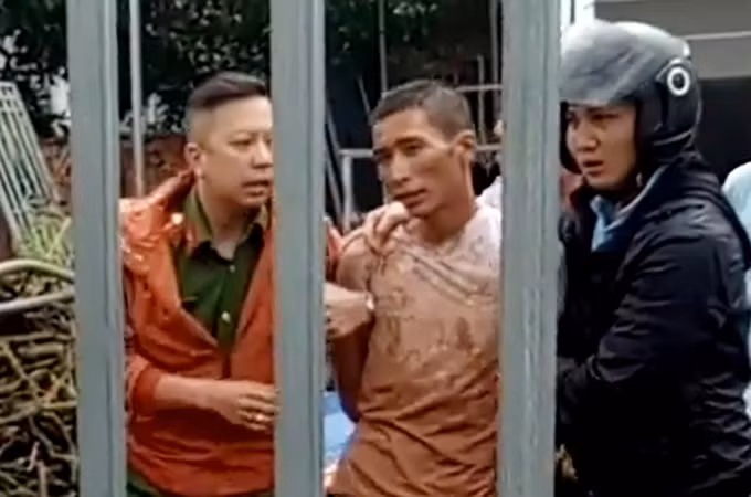 Thoại bị bắt sau hai giờ lẩn trốn trong đồi cà phê sáng 23/8. Ảnh: Hoài Thanh.