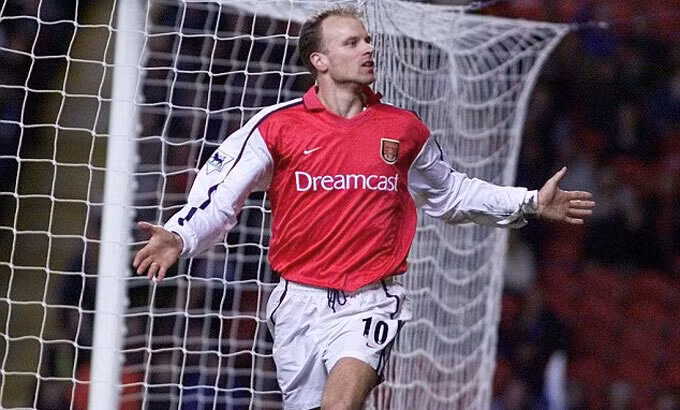 Bergkamp gia nhập Arsenal từ Inter vào hè 1995, và là kỷ lục chuyển nhượng của CLB lúc đó. Ảnh: Reuters.