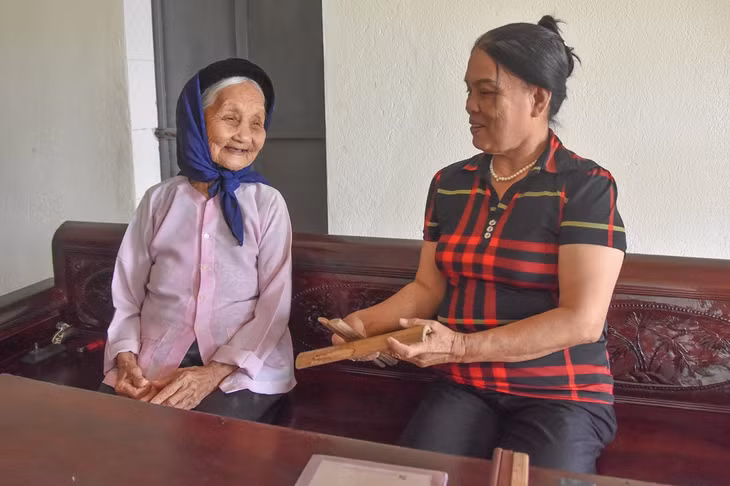 Bà Đặng Thị Xuân (phải) là một trong những người đầu tiên tham gia lớp dạy Hát nhà tơ - Hát, múa cửa đình mà cụ Đặng Thị Tự truyền giảng.