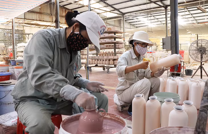 Hiện Quang Vinh có trên 300 nữ công nhân kỹ thuật lành nghề.