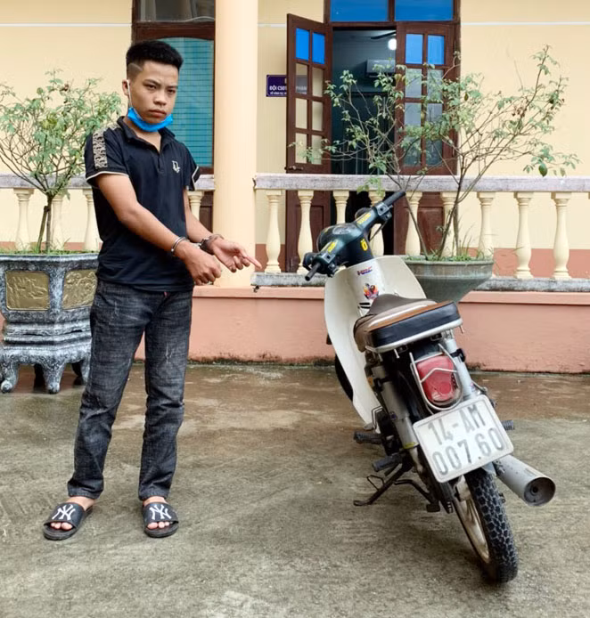 Đối tượng Nguyễn Tiến Dũng (SN 2003, trú xã Tân Lập, huyện Đầm Hà) bị bắt giữ ngày 5/8 với hành vi chống người thi hành công vụ.