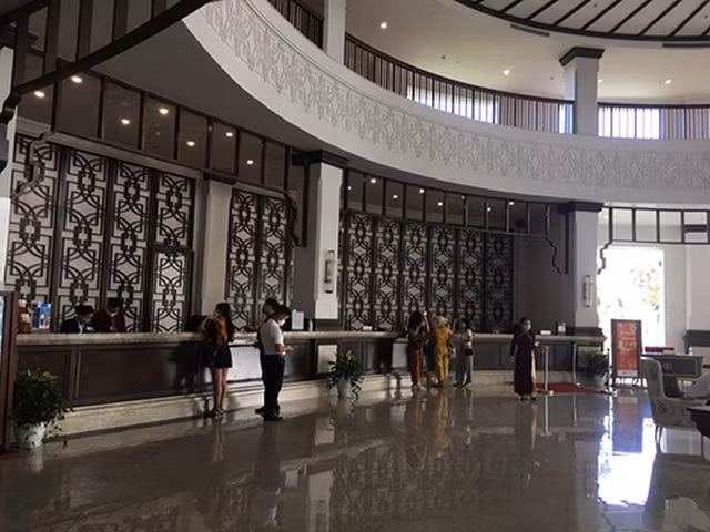 Đại diện các nhóm nhỏ du khách check-in vào resort.