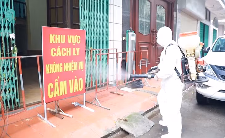  Đội đáp ứng nhanh CDC Quảng Ninh phun khử khuẩn căn hộ của người nghi mắc Covid-19 tại TP Hạ Long.