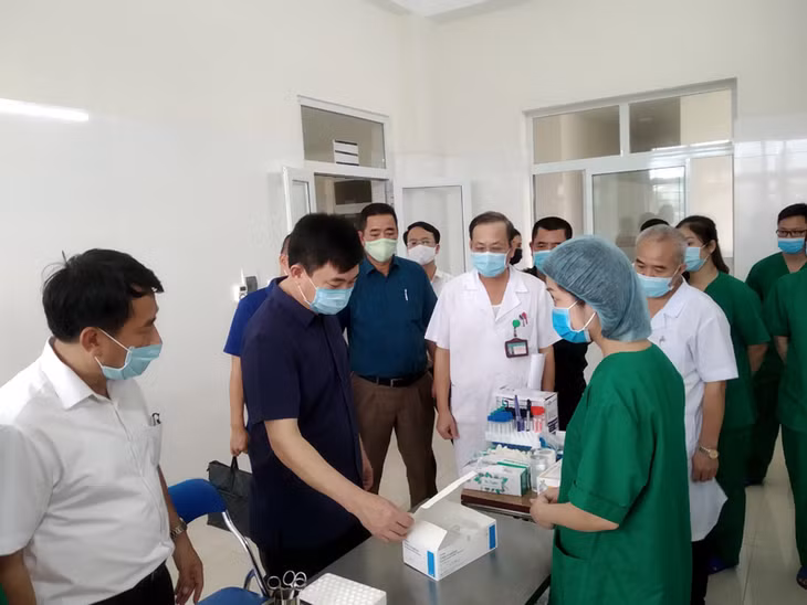 Đồng chí Ngô Hoàng Ngân, Phó Bí thư Thường trực Tỉnh ủy trao đổi với lãnh đạo sở Y tế và Bệnh viện số 1