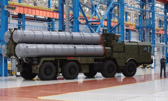 Xe phóng đạn tổ hợp S-400 tại nhà máy Almaz-Antey của Nga. Ảnh: Sputnik.