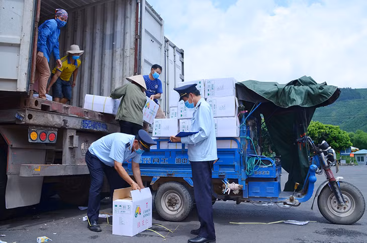 Cán bộ Chi cục Hải quan Hoành Mô kiểm tra hàng hóa trước khi thông quan.