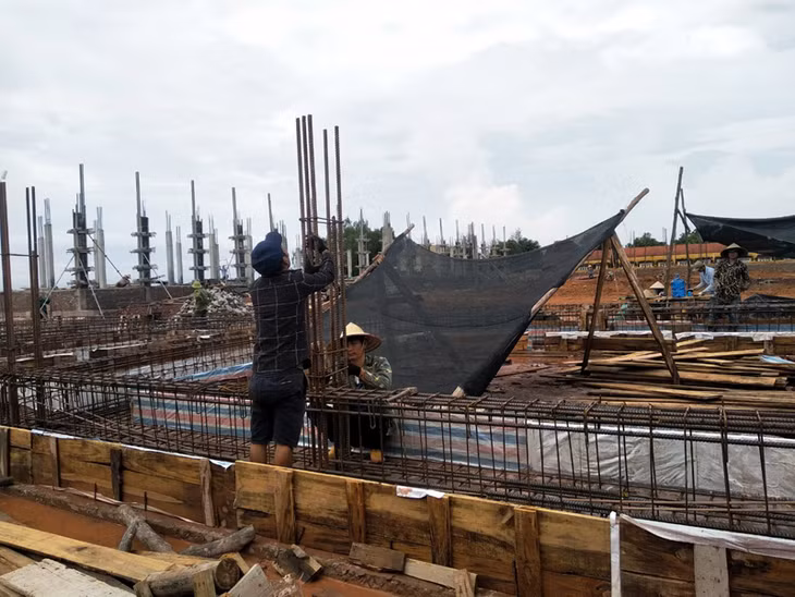Công ty TNHH Thái Bình Minh đang tập trung nhân lực đẩy nhanh tiến độ thi công công trình Trường THCS Bình Ngọc.