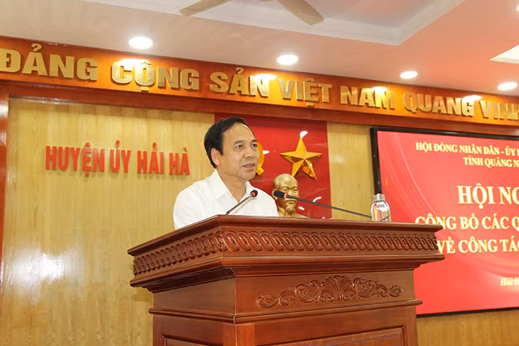 Đồng chí Đặng Huy Hậu, Phó Chủ tịch UBND tỉnh Quảng Ninh phát biểu chỉ đạo tại hội nghị công bố quyết định công tác cán bộ huyện Hải Hà