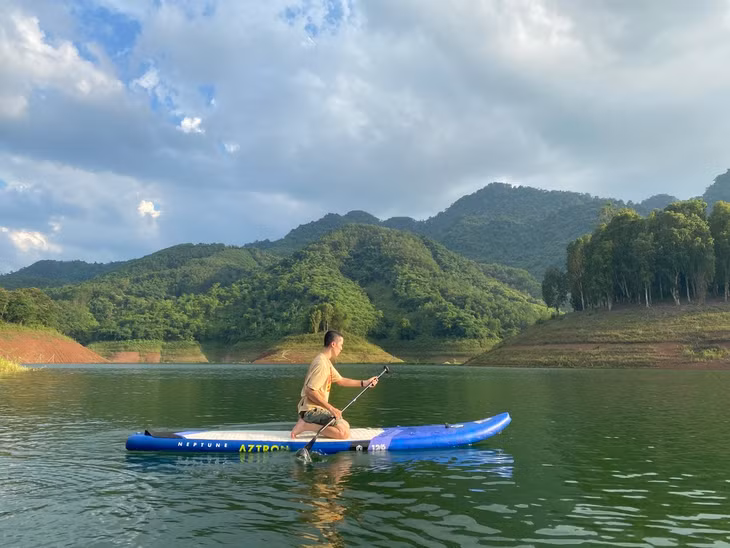 Địa hình lòng hồ Hòa Bình rộng, nước êm phù hợp các môn như chèo SUP, kayak, cano... có thể là nơi 