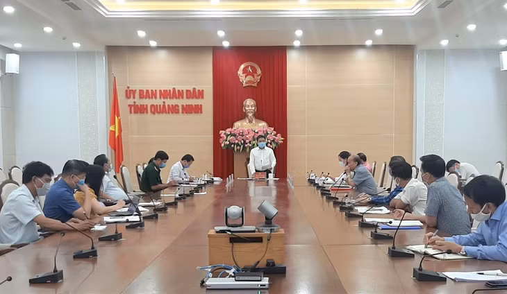 UBND tỉnh họp giải quyết cơ chế chính sách hỗ trợ đền bù GPMB dự án Cao tốc Vân Đồn-Móng Cái, ngày 4/8/2020. Ảnh: 