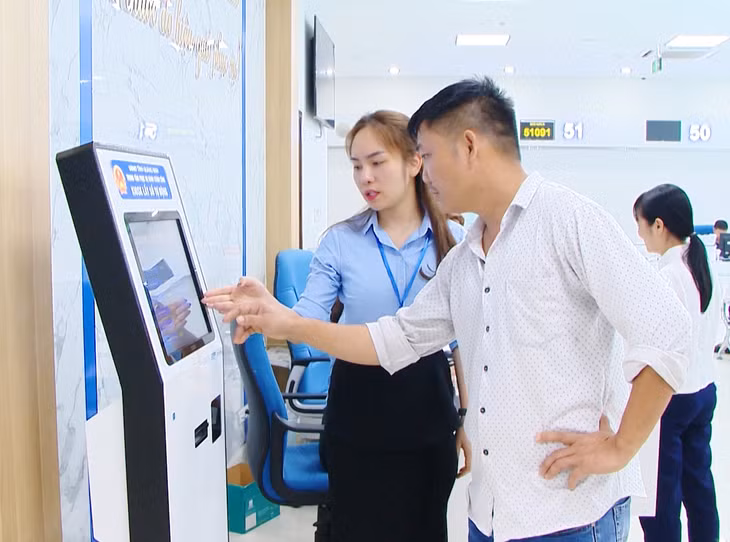  Cán bộ Trung tâm Hành chính công tỉnh hướng dẫn công dân thực hiện các quy trình đăng ký giải quyết thủ tục hành chính.