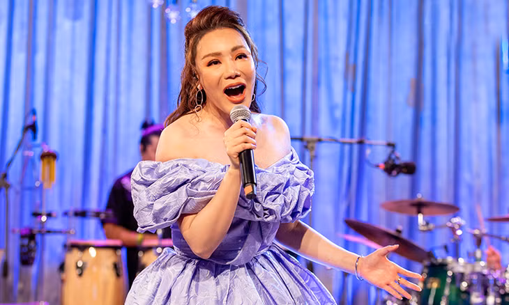 Hồ Quỳnh Hương mặc nữ tính trong chương trình. Ảnh: Truyền hình FPT.