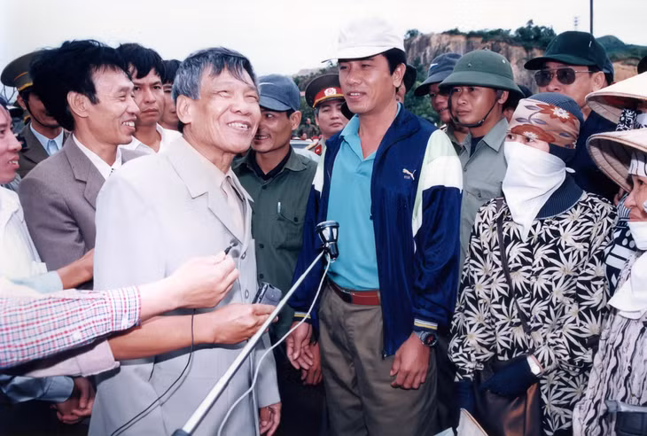 Đồng chí Tổng Bí thư Lê Khả Phiêu tới thăm Mỏ than Cọc Sáu (nay là Công ty CP Than Cọc Sáu), ân cần thăm hỏi, trò chuyện, động viên anh chị em công nhân. 