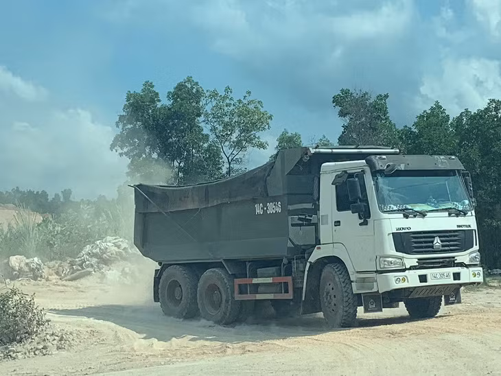 Rất nhiều phương tiện chở đất có dấu hiệu quá tải trọng lưu thông trên địa bàn phường Hoành Bồ (TP Hạ Long) thế nhưng không hề có lực lượng chức năng tiến hành kiểm tra, xử lý. 