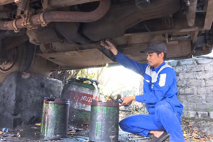 Các doanh nghiệp hiện chưa tiếp cận được với gói hỗ trợ an sinh xã hội (Trong ảnh: Sửa chữa ô tô tại Công ty TNHH Phúc Xuyên)