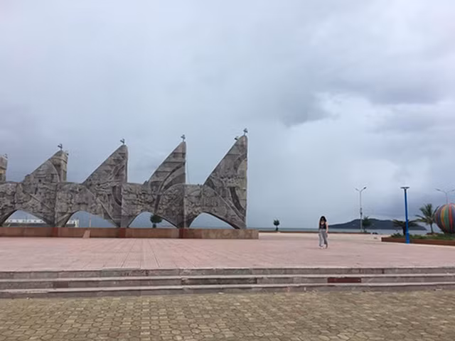 Quảng trường trên đường Bình Minh vừa qua rất đông đúc, giờ vắng hoe.