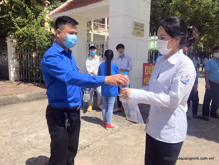 Dưới cái nắng cháy da của mùa Hè và sức nóng của mùa thi, những chai nước mát được thanh niên tình nguyện phát miễn phí đã giúp 
