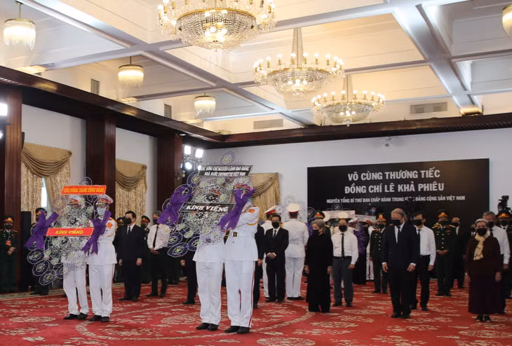 Đoàn Văn phòng Trung ương Đảng viếng nguyên Tổng Bí thư Lê Khả Phiêu tại Hội trường Thống Nhất, TPHCM. Ảnh: VGP/Mạnh Hùng