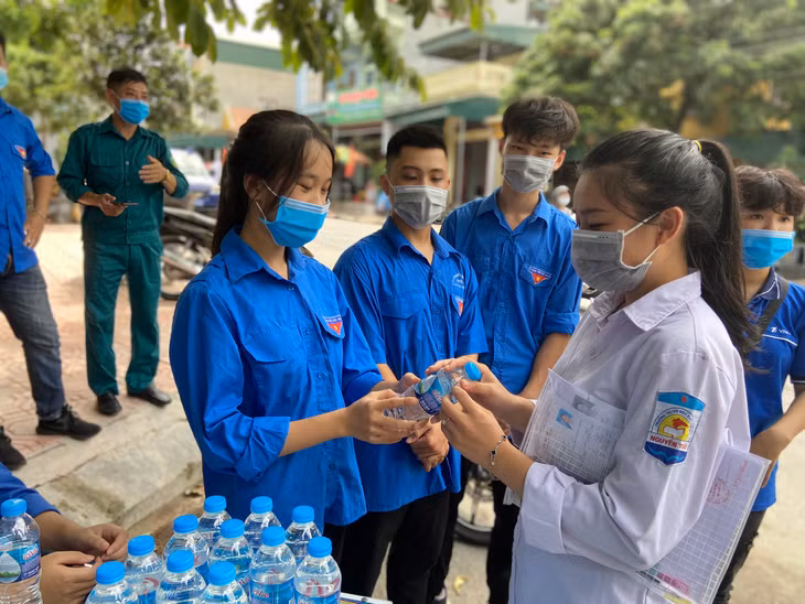 Lực lượng thanh niên tình nguyện phát nước uống miễn phí cho các thí sinh tại Điểm thi THPT Tiên Yên. Ảnh: Xuân Thao (CTV).