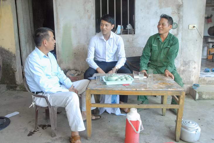 Cán bộ Khối MTTQ và các tổ chức CT-XH huyện Hải Hà, nắm tình hình đời sống, sản xuất hộ dân xã Quảng Chính.