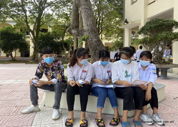Các thí sinh tranh thủ nghỉ ngơi dưới tán cây, trò chuyện, giữ tâm lý thoải mái trước khi vào phòng thi.